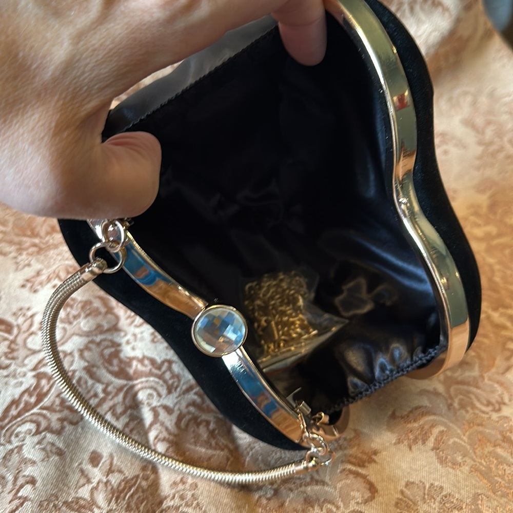 Black heart-shaped heart purse NWOT - Picture 3 of 8